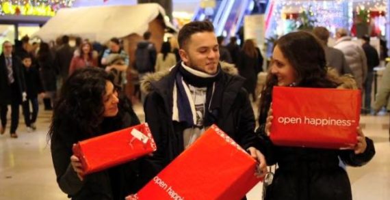 Coke’s Billboards Give Out Free Wrapping Paper to Christmas Shoppers