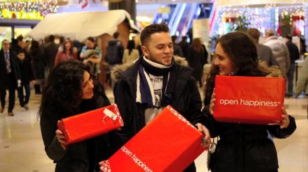 Coke’s Billboards Give Out Free Wrapping Paper to Christmas Shoppers