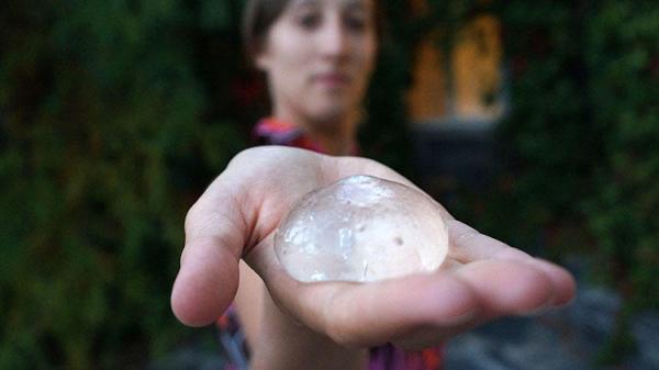 An Edible Blob-Like ‘Water Ball’ That Does Not Require Any Packaging