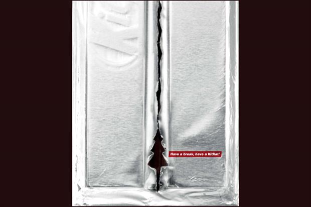 KitKat’s ‘Ritual’ Foil-Tear Shows Christmas Tree in Tactical Poster Ad
