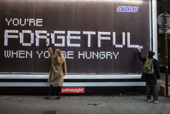 Snickers Aids Forgetful Commuters on Valentine’s Day in the UK