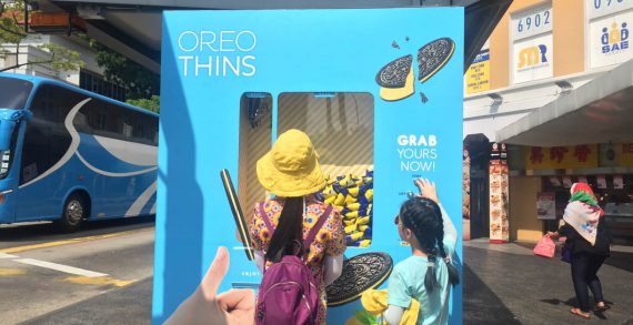 Clear Channel Singapore’s Hands-on Game Lets Customers Claw their Way to Free Oreo Thins Lemon