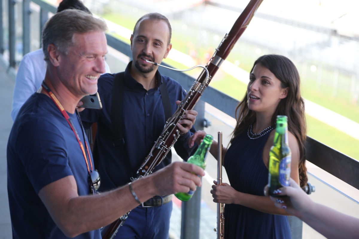 David Coulthard meets with the performers over a Heineken 0.0